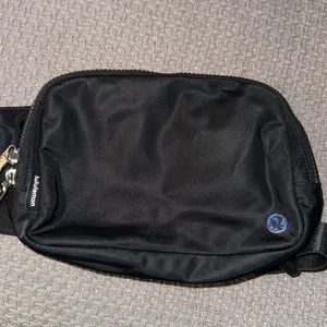 gently used lululemon 2L belt bag